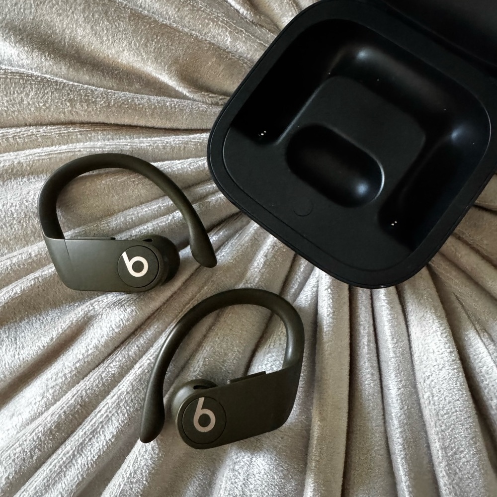 Apple Powerbeats Pro in Moss Green